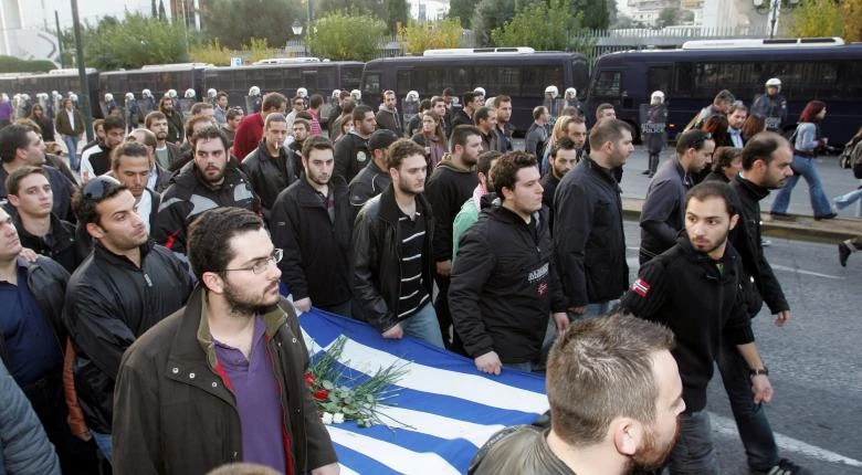 H πορεία των φοιτητών της ΠΑΣΠ με την αιματοβαμμένη σημαία του Πολυτεχνείου (εικόνες)